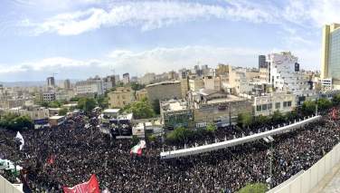 میلیونها نفر در مراسم وداع با پیکر رئیس جمهور ایران در مشهد اشتراک کردند