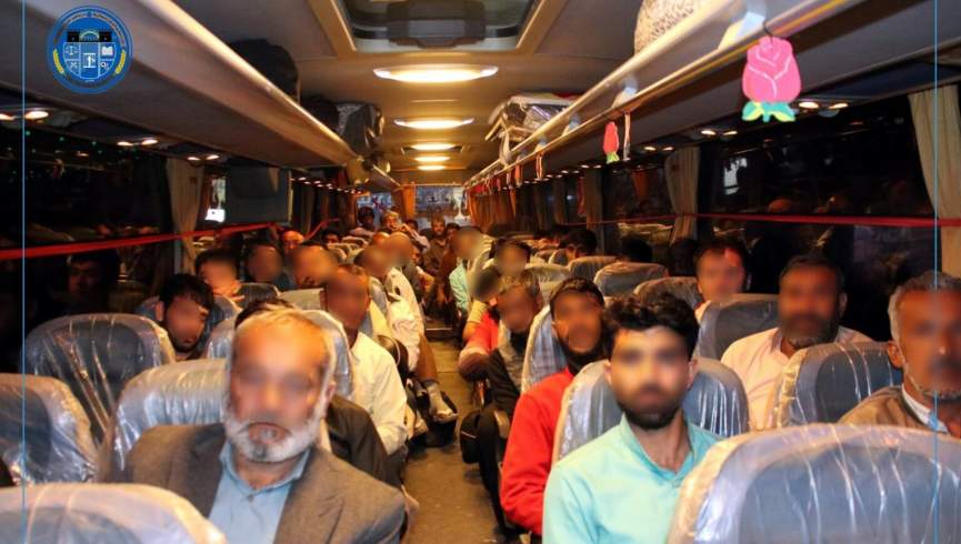 انتقال ۲۰۰ زندانی افغان از ایران به افغانستان؛ دو زندانی ایرانی نیز تحویل داده شدند