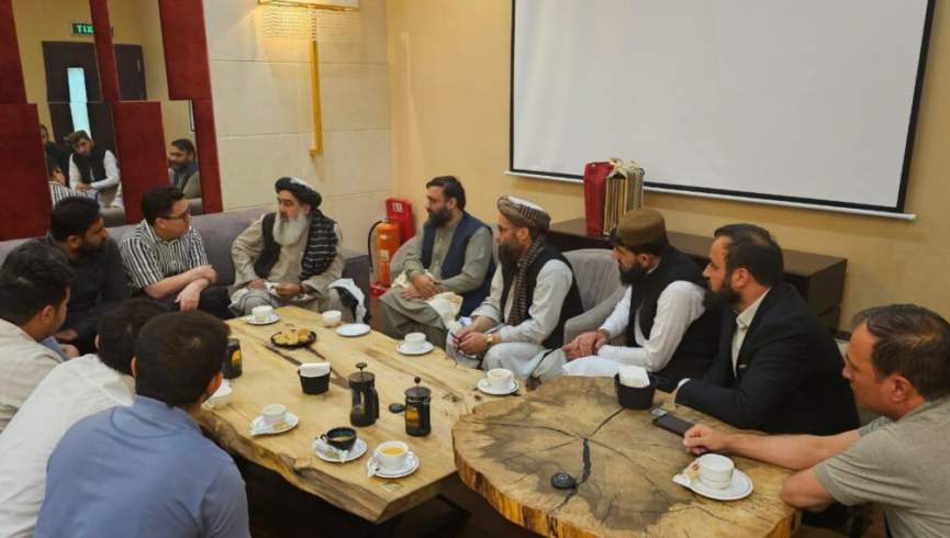 د طالبانو د عامې روغتیا وزیر ایران کې له افغان زده کړیالانو سره کتلي