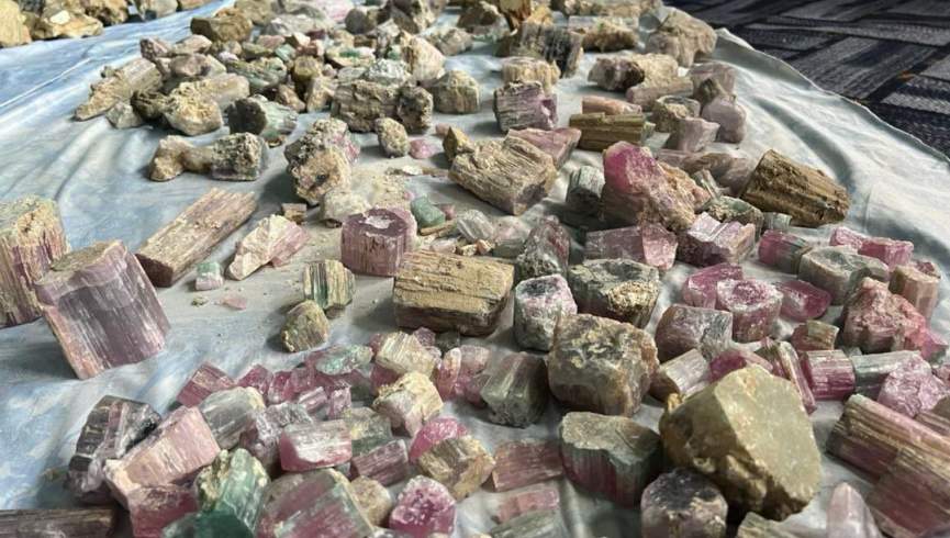 گروه طالبان 165 کیلوگرام سنگ‌ بیروج نورستان را فروختند