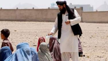 فیروزکوه کې له ۱۰۰ زیاتو سوالګرو کورنیو ته خوراکي توکي و وېشل شول